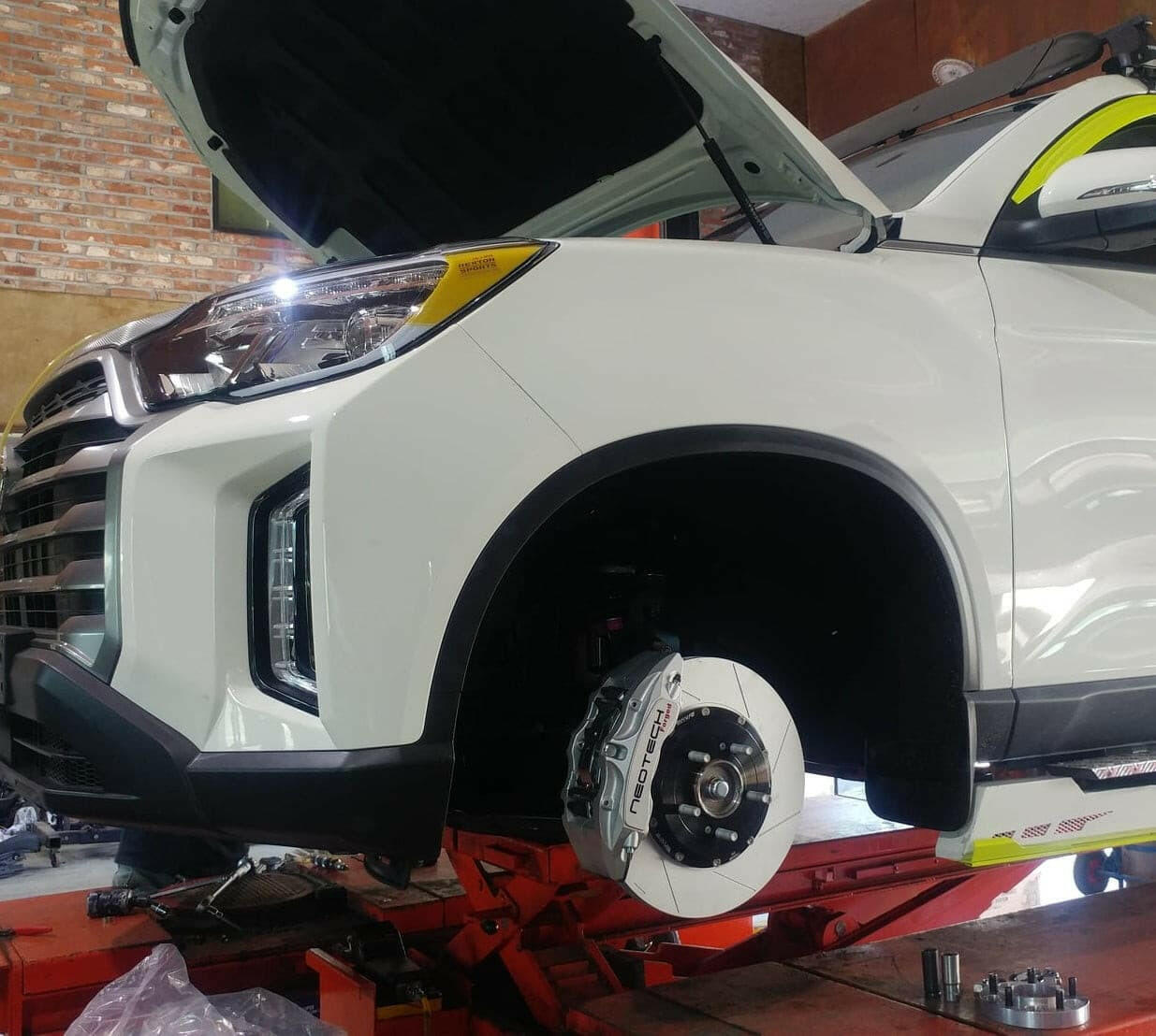 NeoTech 6 Piston Brake Kit FRONT for SsangYong Musso & Rexton.