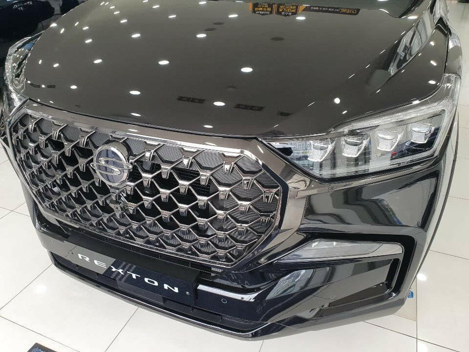 Genuine SsangYong Black Edition Grill for Rexton.