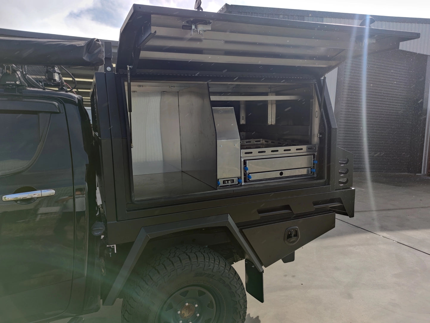 Aluminum Ute Tray & Canopy Package W1.