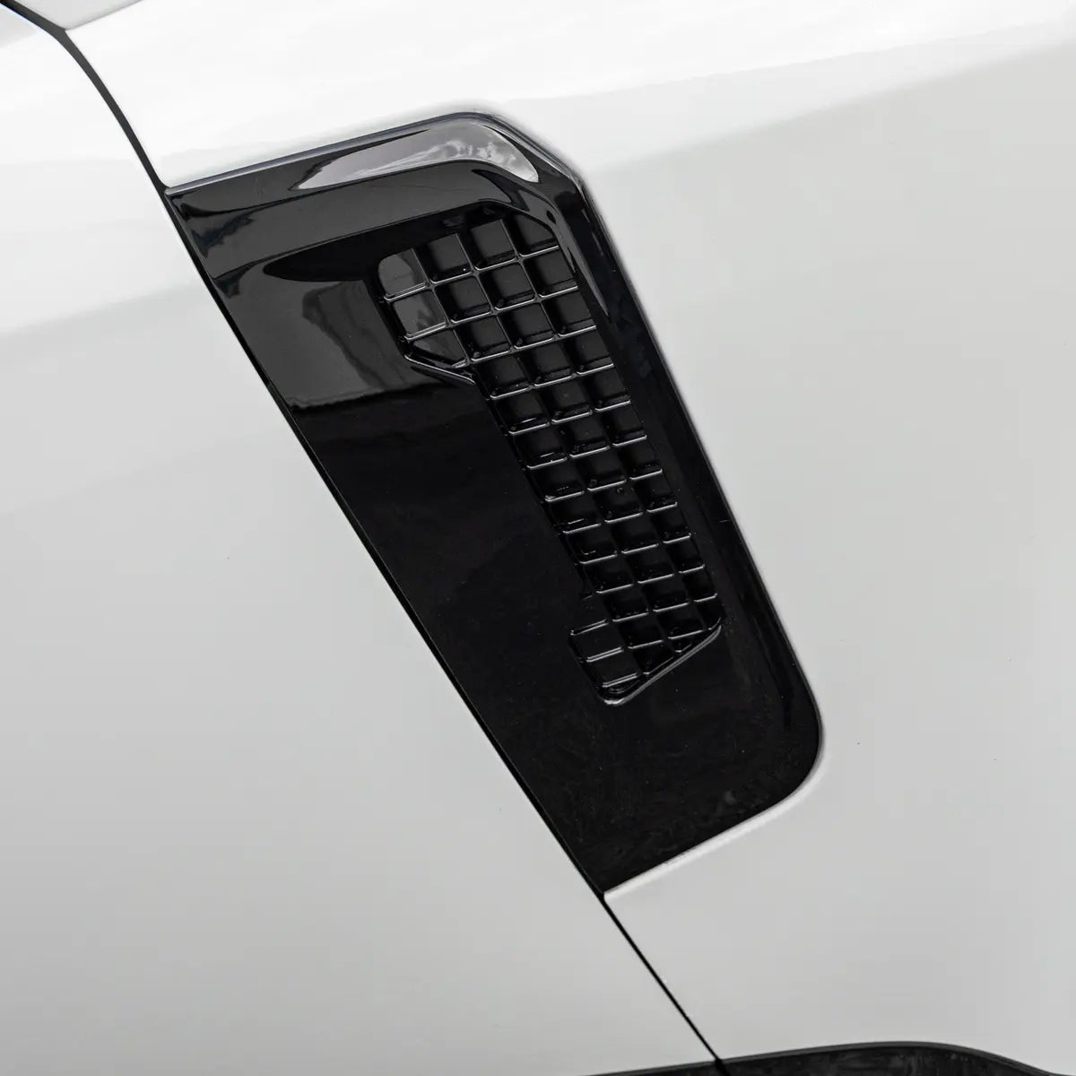 Gloss Black Replacement Side Fender Vents for Land Rover Defender 90/110/130 (L663)